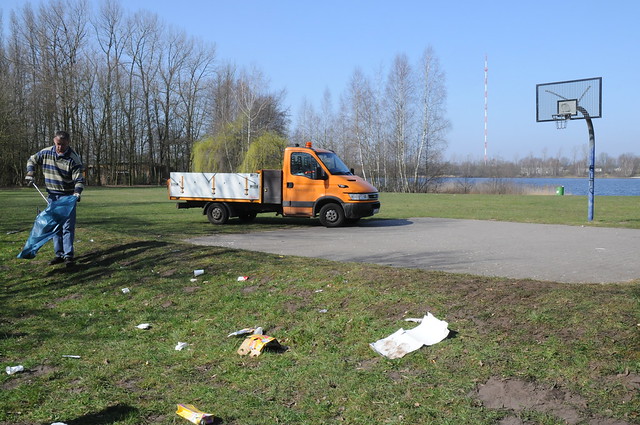Lingen, Lingen, Müll am Dieksee - Scherben zertrümmerter Bierflaschen bedecken den Basketball-Platz (37)