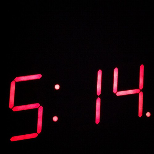 Четыре пятого утра. Электронные часы 5 утра. Электронные часы 6 часов. Часы пять часов. Время 5 утра.