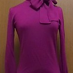 赤紫のリボン付きタートルネックセーター