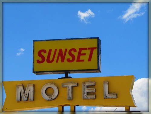 sky newmexico route66 santarosa smalltown motels metalsigns vintagesigns plasticsigns bypassed vintagemotels