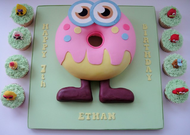 Moshi Monster Odie and cupcakes