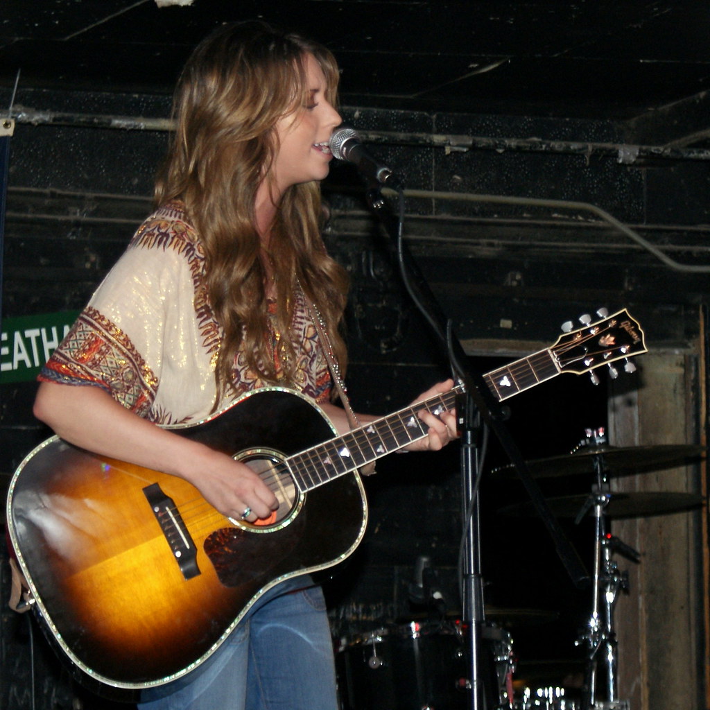 Kylie Rae Harris‘ Daughter Performs Musical Tribute At Memorial – JUGO