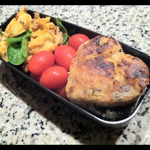 #kvpnewsroom : My reward after #Oakland #fire coverage. #Bento with focaccia, cheese tortellini and tomatoes #fb
