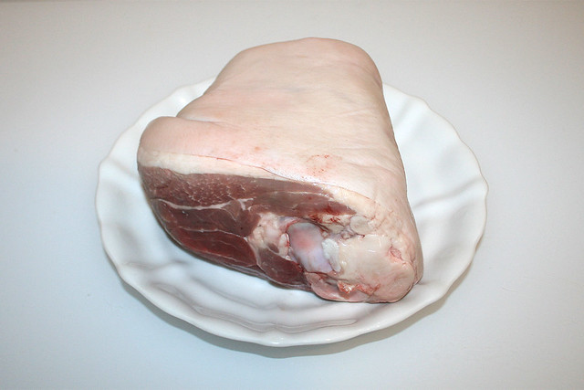 01 - Zutat Schweinshaxe / Ingredient pork knuckle