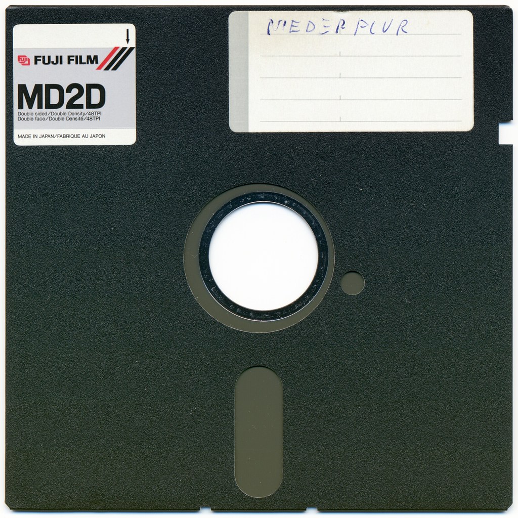 Объем диска 5.25. Floppy диск 5,25. 5.25 Floppy Disk IBM. Дискета IBM 5,25 дюймов. Флоппи-диск 5.25 объем.