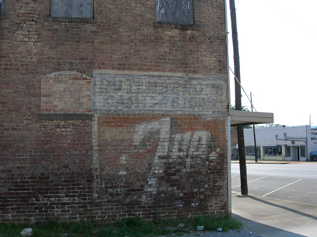 Fading 7 Up sign