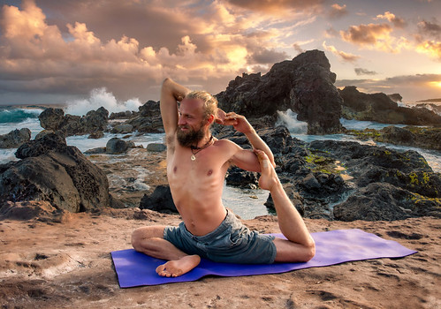 ocean yoga sunrise hawaii maui hookipa skylove nikon2470mm nikond700