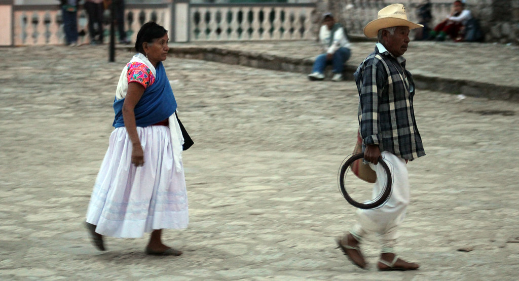 Pareja en movimiento | Una pareja de indígenas nahuas atravi… | Flickr
