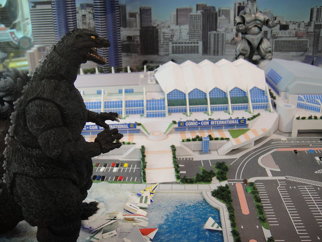 WonderCon 2012 - Godzilla attacks Comic-Con diorama