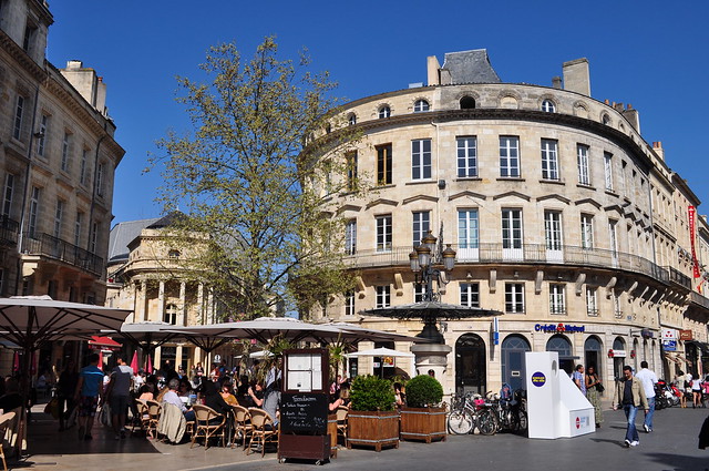 Angle de la rue Montesquieu et du Cours de l'Intendance, Bordeaux.