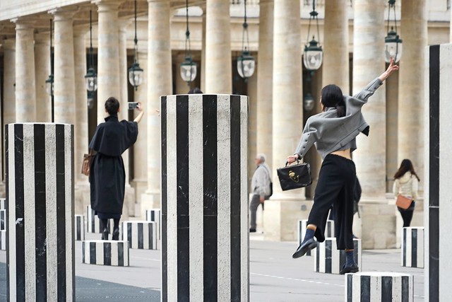 Les deux plateaux de Daniel Buren (Palais Royal, Paris)