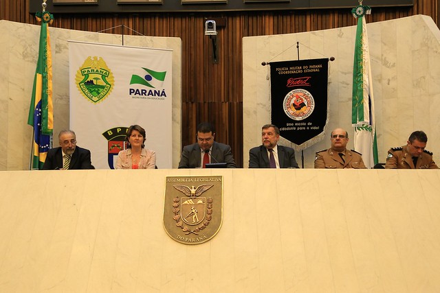 Na sessão solene de homenagem ao BPEC e PROERD, na Assembléia Legislativa do Paraná