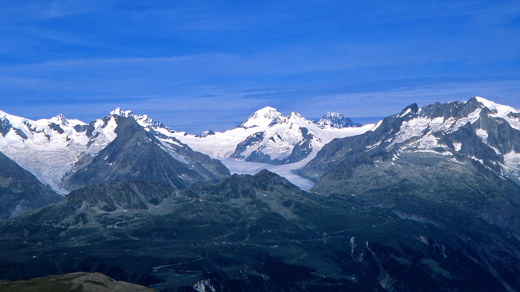 Mönch, al centro, Jungfrau, a sinistra e Eiger a destra visti dall'Helsenhorn. Canton Vallese, Svizzera