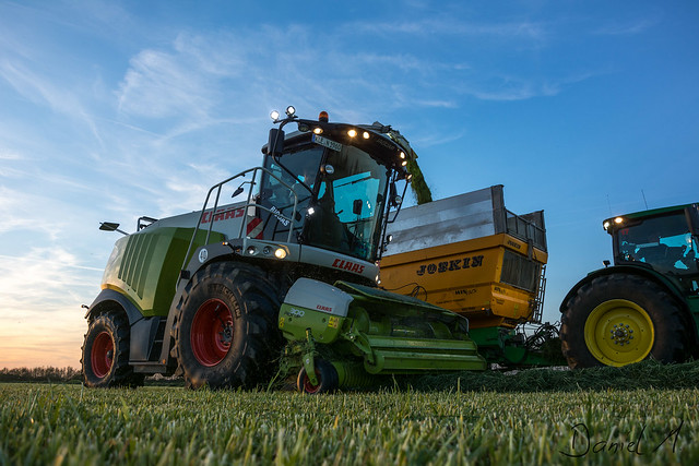Harvesting grass with Claas and John Deere