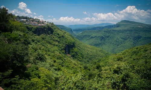 Pensar el paisaje, camera city blue summer sky cloud naturaleza color tree verde green nature azul forest landscape geotagged mexico arbol photography photo day foto image sony july guadalajara jalisco ciudad paisaje dia panoramic canyon bosque cielo julio panoramica verano fotografia alpha 230 camara nube imagen barranca lightroom cañon 2011 huentitan geoetiquetado