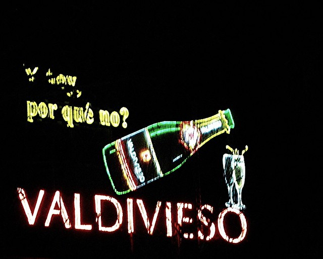 neon emblematico de Santiago, avenida General Bustamante, champagne Valdivieso de Letreros Parragué.
