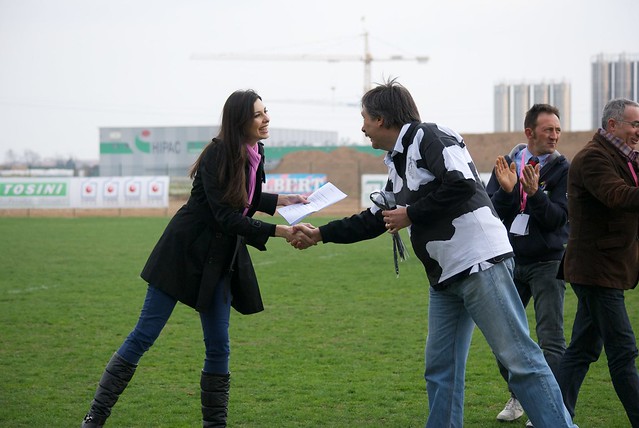 Tania Zamparo premia il rappresentante dei Muccati di rugby.it.