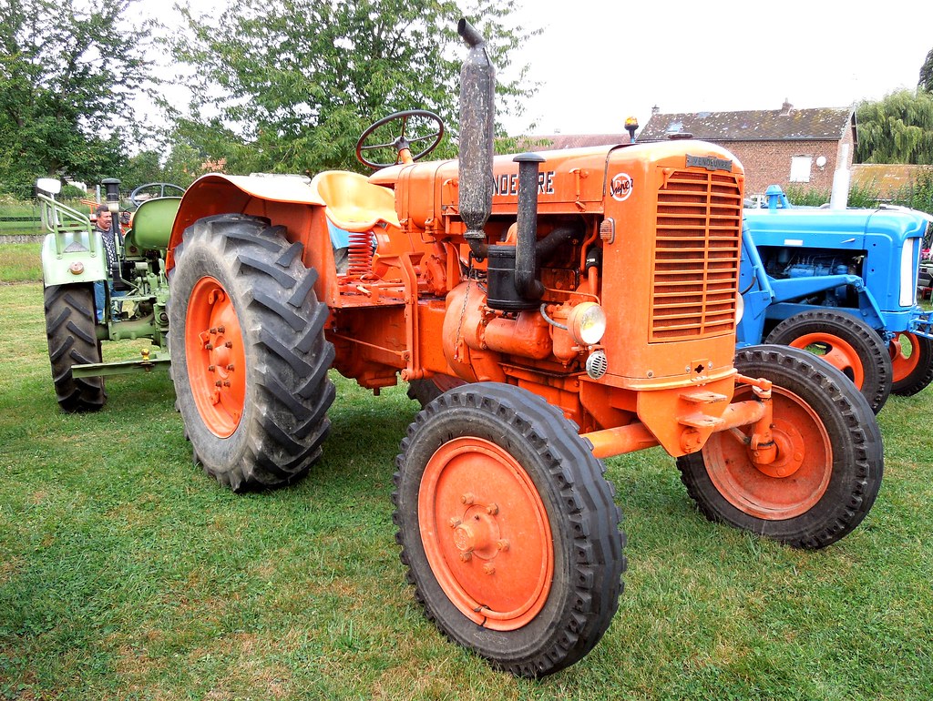 Miniature Tracteur Vendeuvre Super DD 1955 - Universal Hobbies échelle 1/43