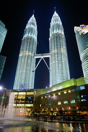 Night view of the Petronas Towers, Kuala Lumpur, Malaysia | by UweBKK (α 77 on )