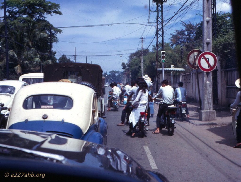 Đường Công Lý - Traffic in Saigon in 1969 from a taxi - Photo by Wayne Trucke