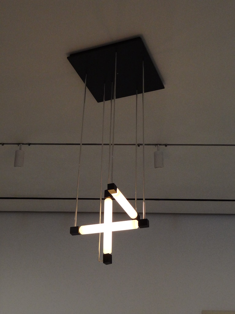 灯架(Gerrit Rietveld) - 1920 - Musée d'art modern -纽约曼哈顿:un luminaire à barre droite et croisée suspendu au plafond par 6 cordes。