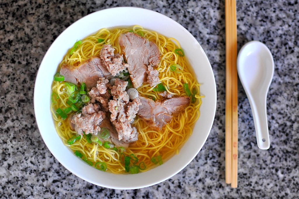 Азиатский суп с лапшой. Суп со свининой и лапшой. Oriental Noodles суп. Острый суп со свининой. Суп лапша свиная