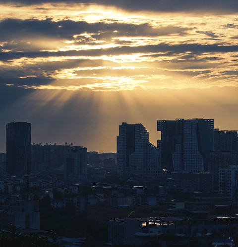 city light sunset urban cloud sun building sunshine canon day cloudy chengdu 成都 日落 500d efs55250mmf456isii dyndalleffect