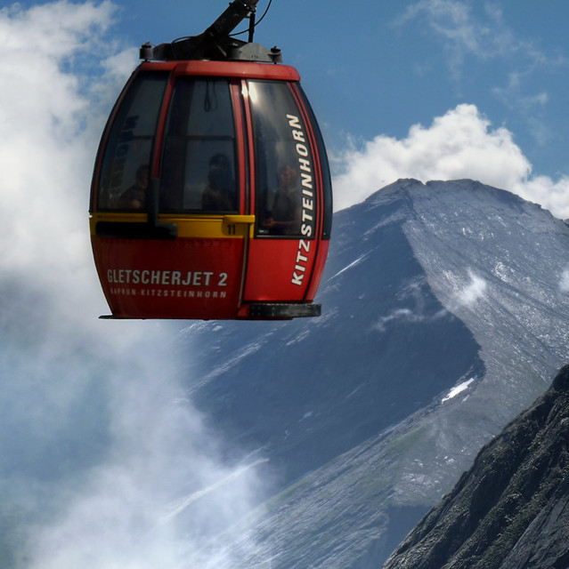 Kitzsteinhorn cable cars travelling to 3029 m altitude
