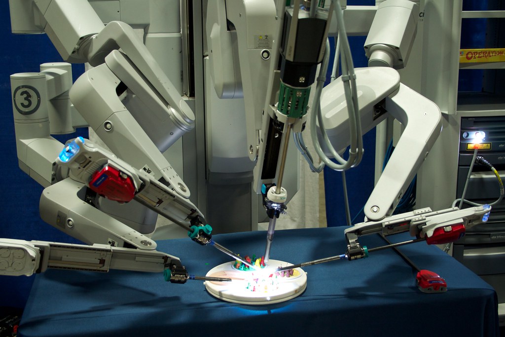Робот провел операцию. Хирургические роботы. Роботизированная хирургия. Роботы в хирургии.