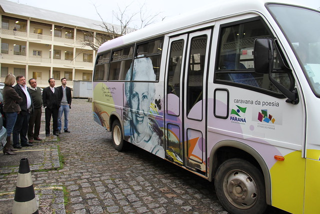 Conhecendo o micro ônibus Caravana da Poesia