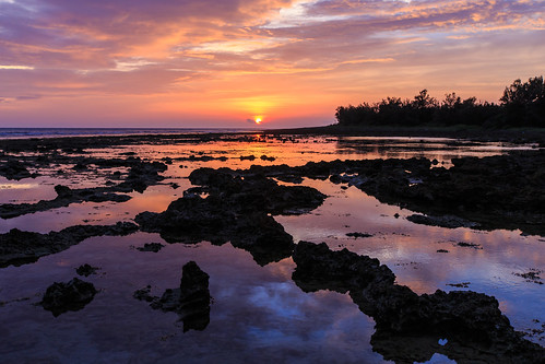 sunset sky sun reflection 夕陽 台灣 墾丁 海岸 日落 6d 岩石 雲彩 白沙灣 海灘 倒影 黃昏 潮間帶 屏東縣 恆春鎮 萬里桐 ef1635mm 悠活渡假村