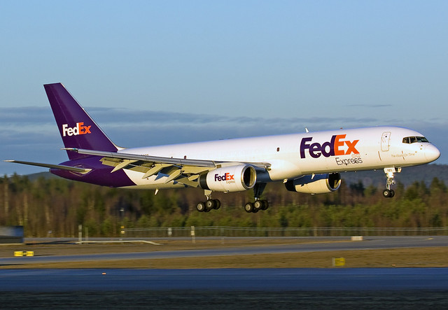 FedEx landing att RW19R