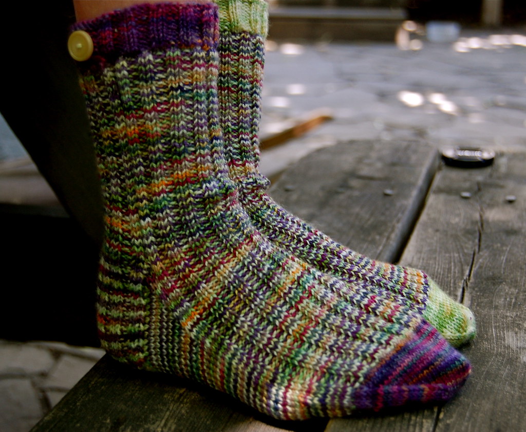 Button cuff | FREE pattern here: www.ravelry.com/patterns/li… | Flickr
