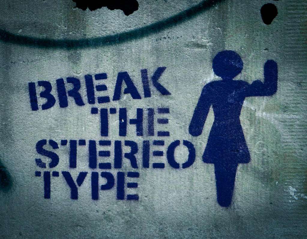 Art de rue gravé au pochoir avec le message Break the Stereotype