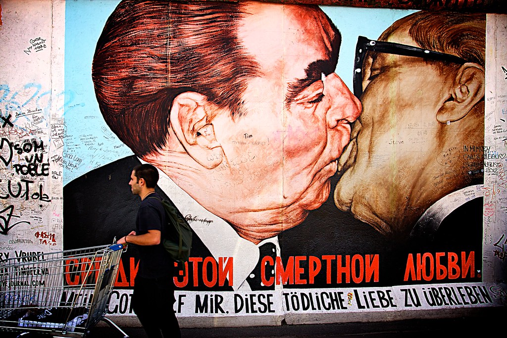 Господи помоги выжить среди этой смертной любви. Граффити на Берлинской стене Брежнев и Хонеккер. Смертная любовь. Граффити «Господи! Помоги мне выжить среди этой смертной любви». Среди смертной любви.