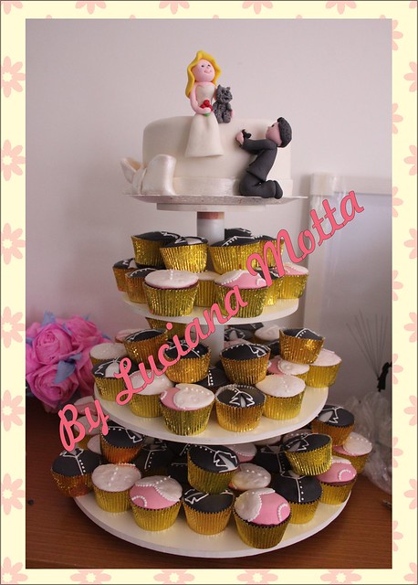 Torre de cupcakes com mini bolo no topo para noivado (Cupcakes tower with mini cake on top for engament party)