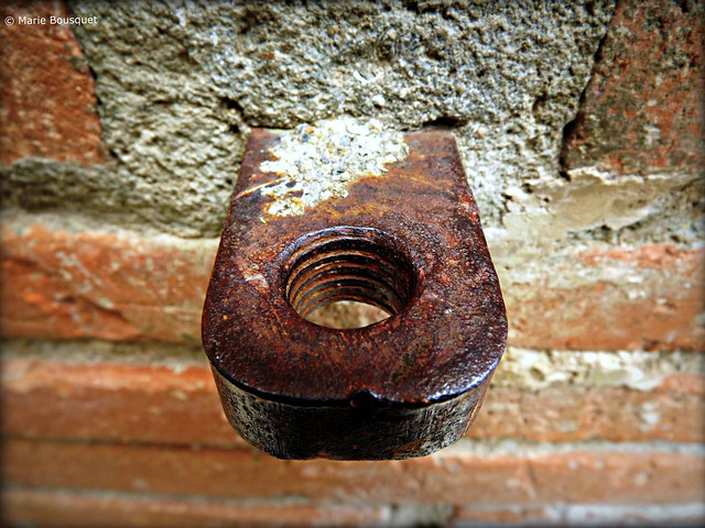 Pièce métallique fichée dans le mur