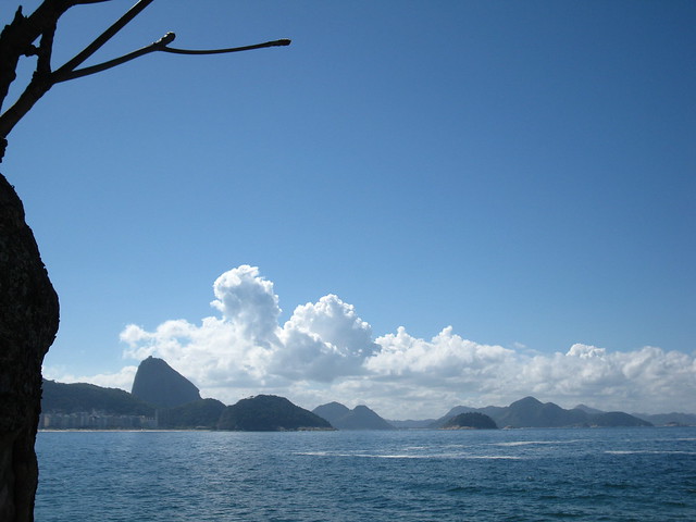 Do Forte de Copacabana.... a Praia de Copacabana e o Pão de Açucar.