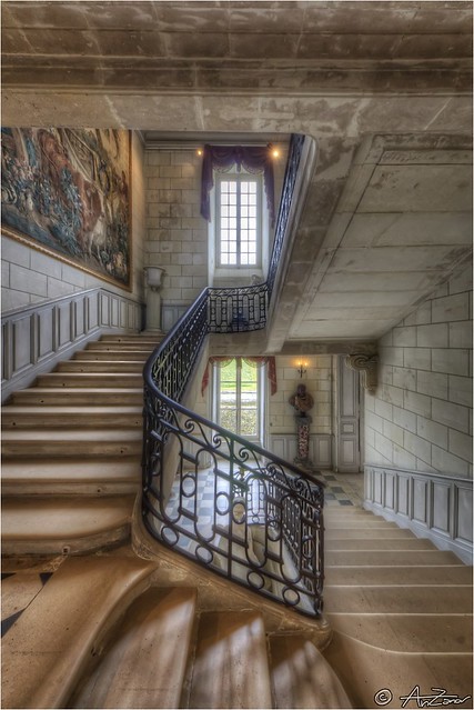 Valencay castle stairs 2012-08-05 165150 hdr