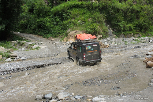 jeep nepal préci rivière