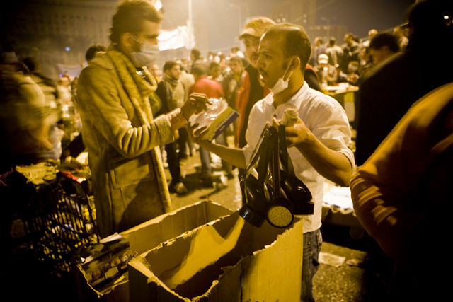Gas masks for sale in Tahrir Sq كمامات وأقنعة غاز للبيع في الميدان