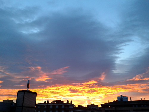 CEL DE NIT A GIRONA by fgenoher, Capvespre des del pis del meu fillnwn lumen