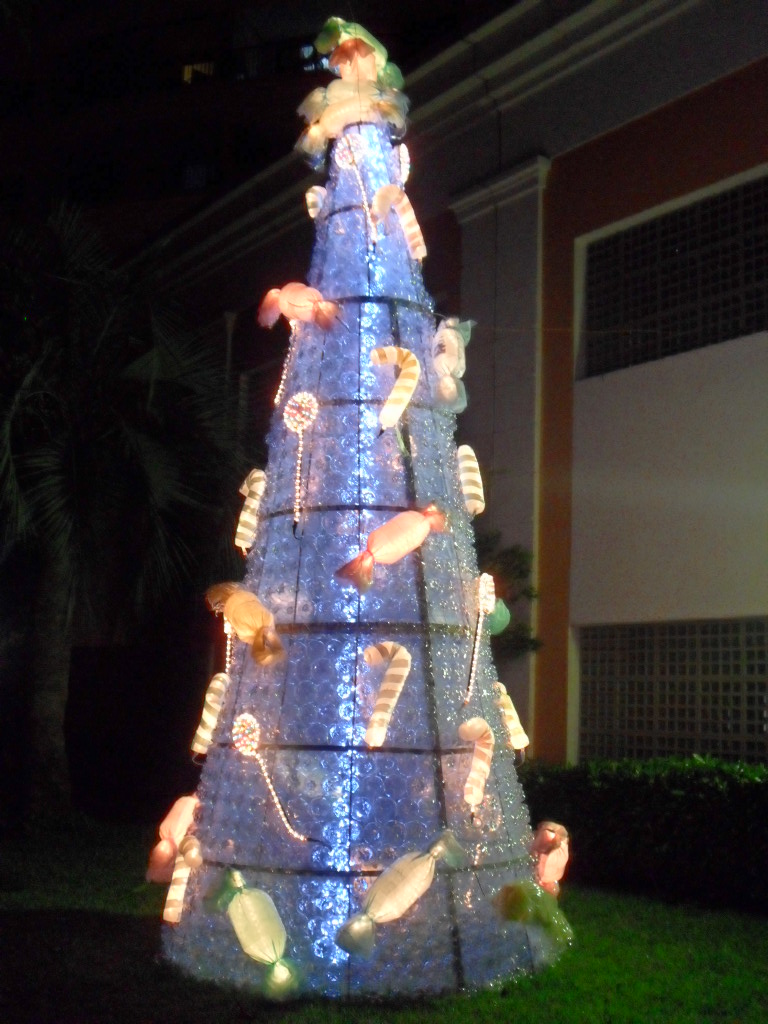 árvore de natal feita com garrafas pet e material recicláv… | Flickr