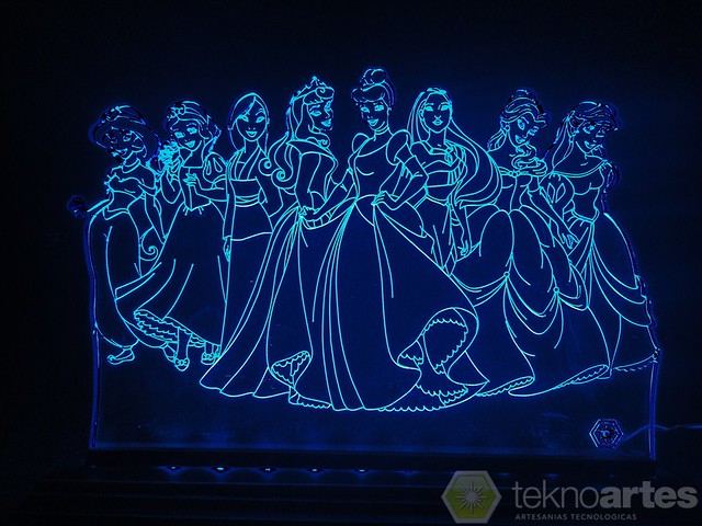 teknoartes-display-luminoso-princesas-04