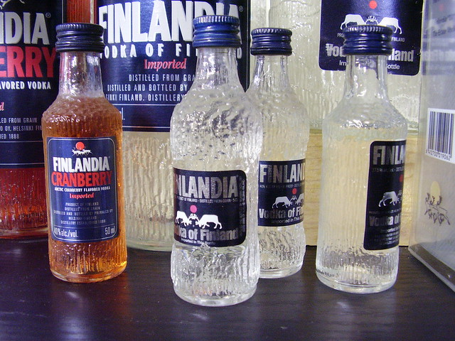 Unas botellas de vodka finlandia, alcohol con bastantes grados.