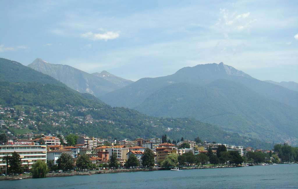 vista de Locarno desde Lago Mayor Maggiore montañas de Los Alpes Suiza 06