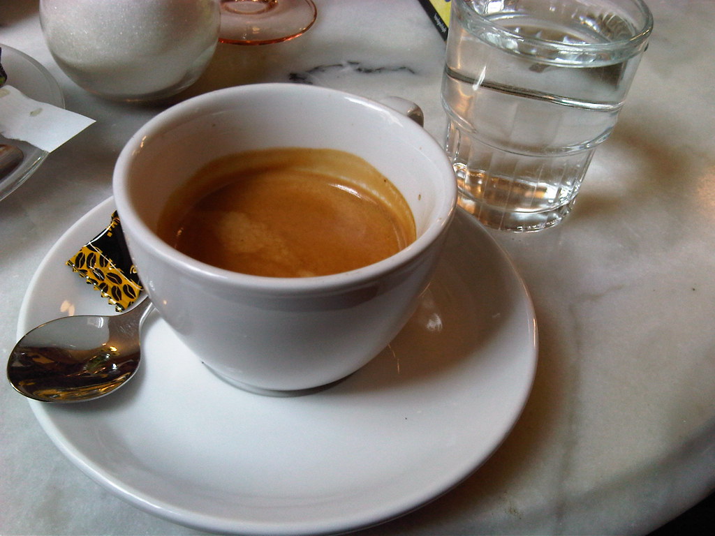 Eine Tasse doppelter Espresso in der Chocolaterie YilliY l…