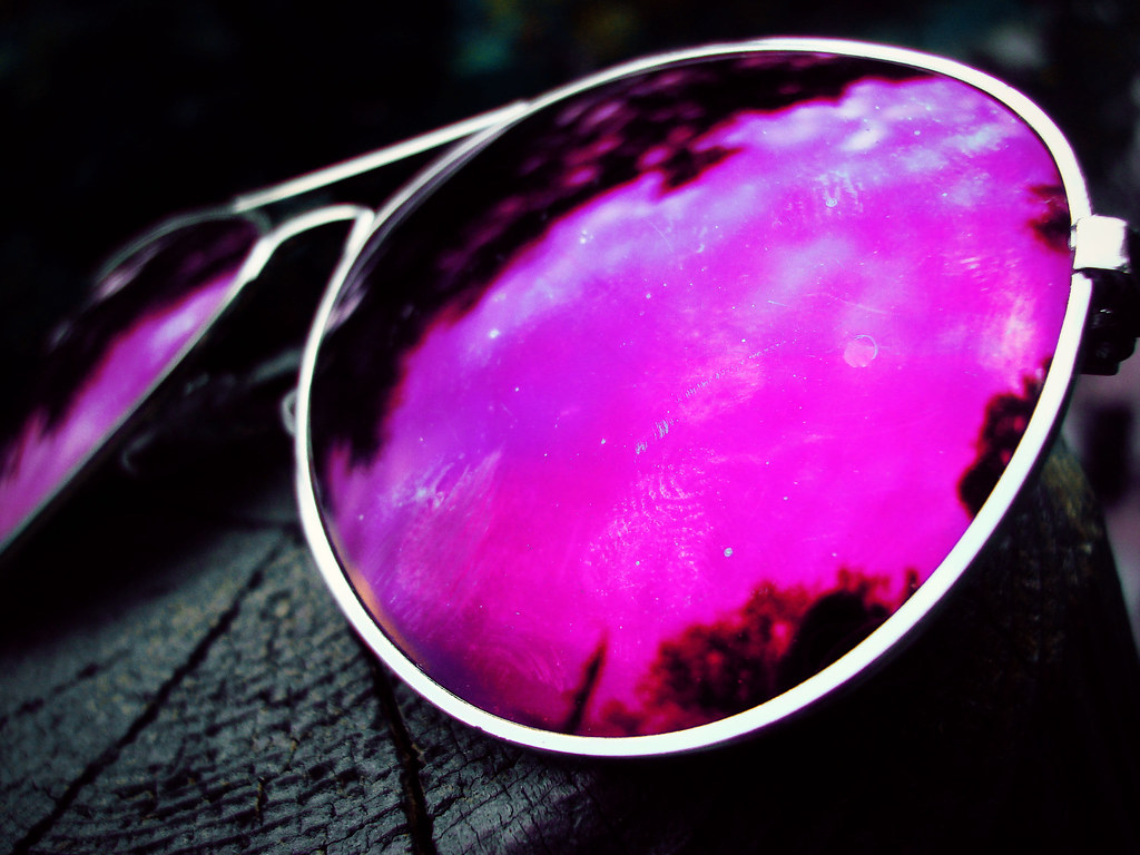 Розовыми очками во внутрь. Розовые очки. Треснутые розовые очки. Розовые солнцезащитные очки. Разбитые розовые очки.