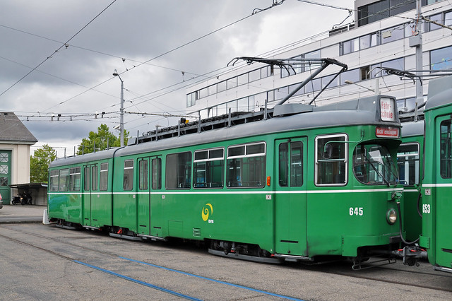Die ersten Be 4/6 Düwag (637, 645, 647 und 653) werden auf dem Hof des Depots Dreispitz für den Verlad nach Belgrad abgestellt. Aufnahme: 15.08.2015.
