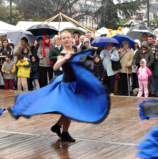 Dancing despite the rain, detail